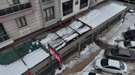 Kar birikintisi zincir marketin �at�s�n� ��kertti