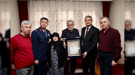 ehit zcan'n ailesine ehadet belgesi teslim edildi