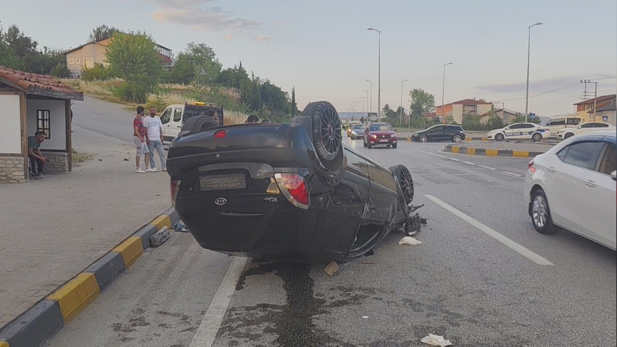 Takla atan otomobilde 3 kii yaraland