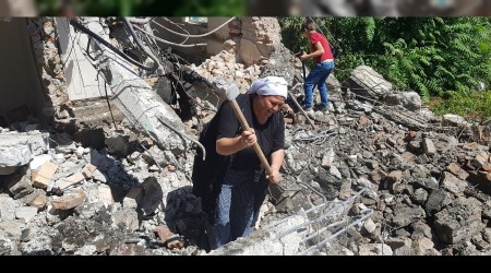 Ekmek parasn erkeklerle birlikte balyoz sallayp karyor 