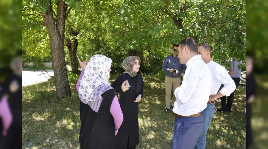 Kaymakam rkmezer kylerde vatandalarn dertlerini dinliyor 