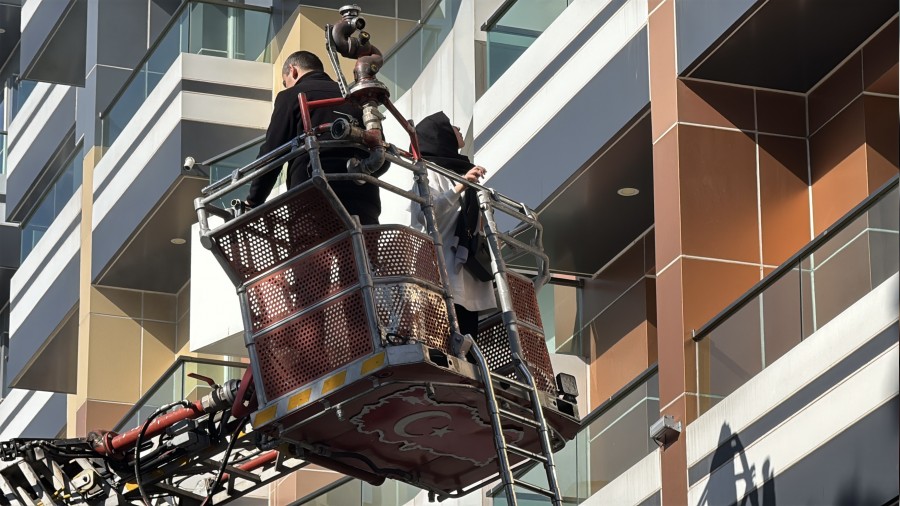 Otel yang�n�nda mahsur kalan 8 ki�i kurtar�ld�