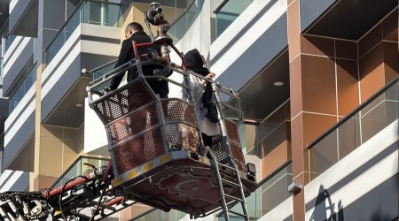 Otel yang�n�nda mahsur kalan 8 ki�i kurtar�ld�