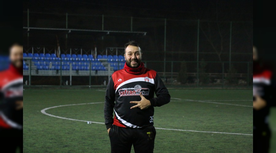 Ayn takmda hem futbolcu hem ynetici hem de fotoraf