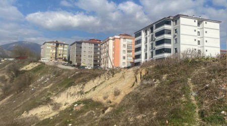 Heyelan nedeniyle apartman sakinleri tedirginlik yayor