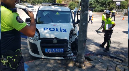 Polis otosu ile otomobil arpt: biri polis 2 hafif yaral