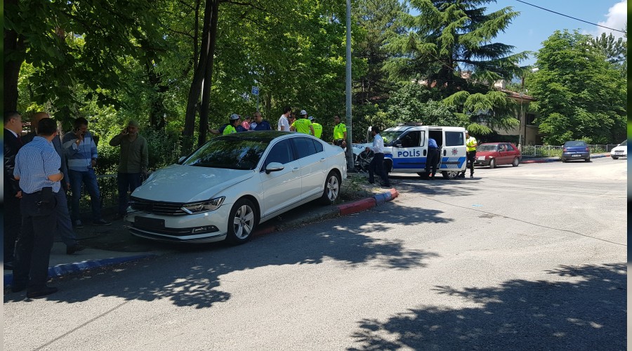 Polis otosu ile otomobil arpt: biri polis 2 hafif yaral