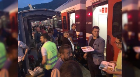 Tren yolculuuna iftar aras 