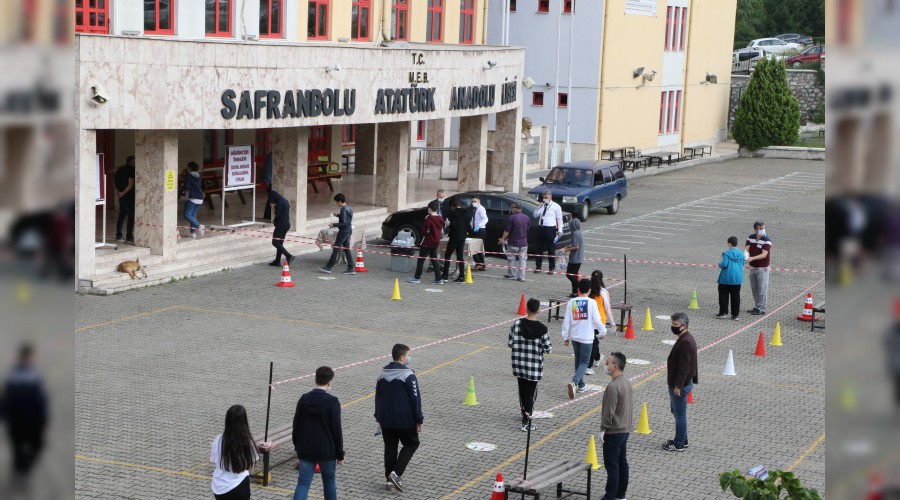 Cadde ve sokaklar renciler iin sessizlie brnd