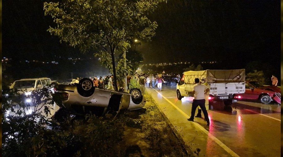 Zincirleme trafik kazas: 1'i ar 3 yaral