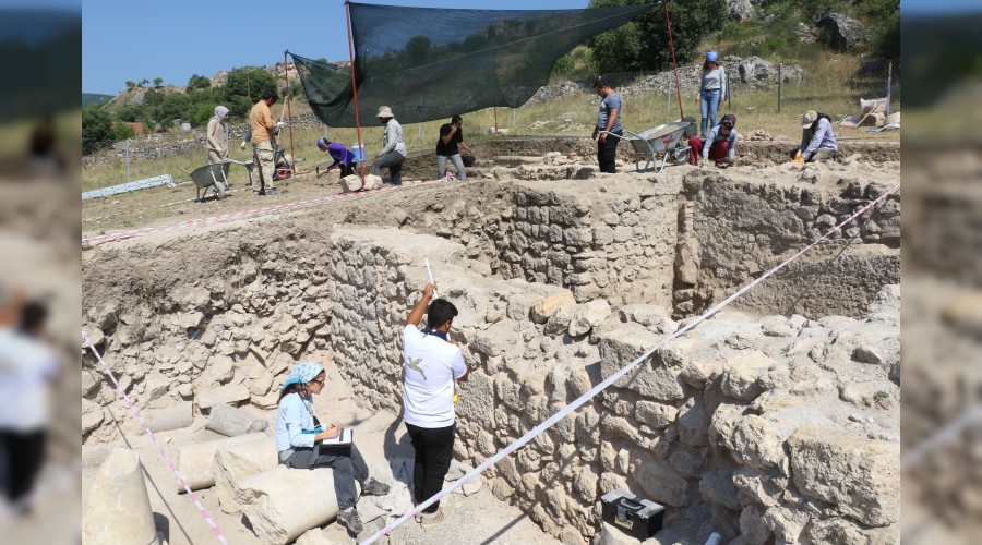 Antik an hac merkezindeki kazlarda 1800 yllk sikke ve kemik tokalar ortaya kt