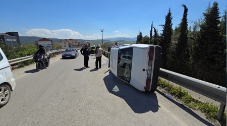 K�pr�de yan yatan otomobilden yara almadan kurtuldu