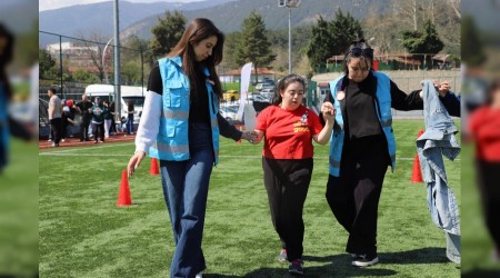 Otizm Fark�ndal�k G�n��nde �zel ��renciler futbol sahas�nda bulu�tu
