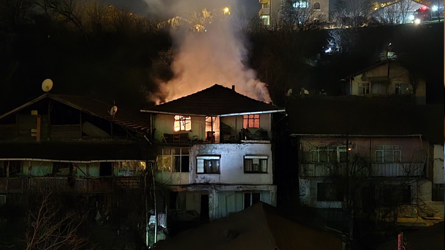 Yang�nda mahsur kalan ya�l� adam kurtar�ld�