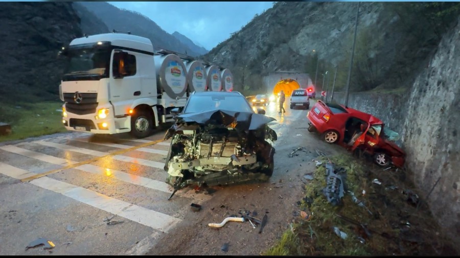 Karab�k�te feci kaza: 1 �l�, 5 yaral�