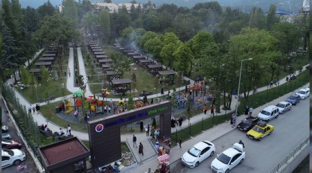 Karabkn yeni gzdesi ehir Park'nda vatandalar yer bulmakta zorlanyor