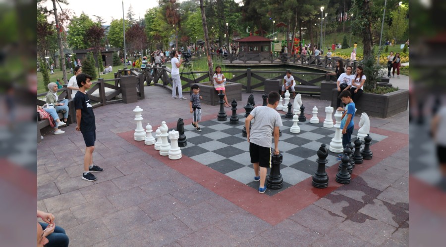 Karabkn yeni gzdesi ehir Park'nda vatandalar yer bulmakta zorlanyor