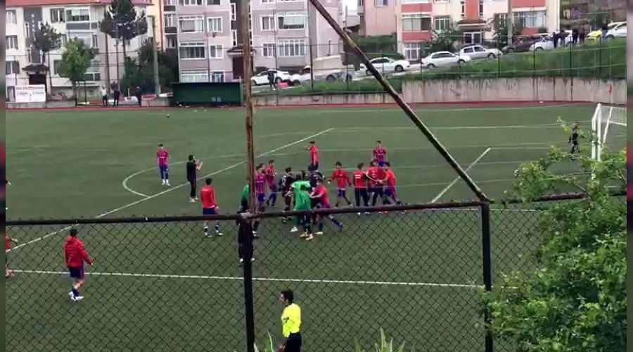 U-19 manda tekme ve yumruklar havada utu