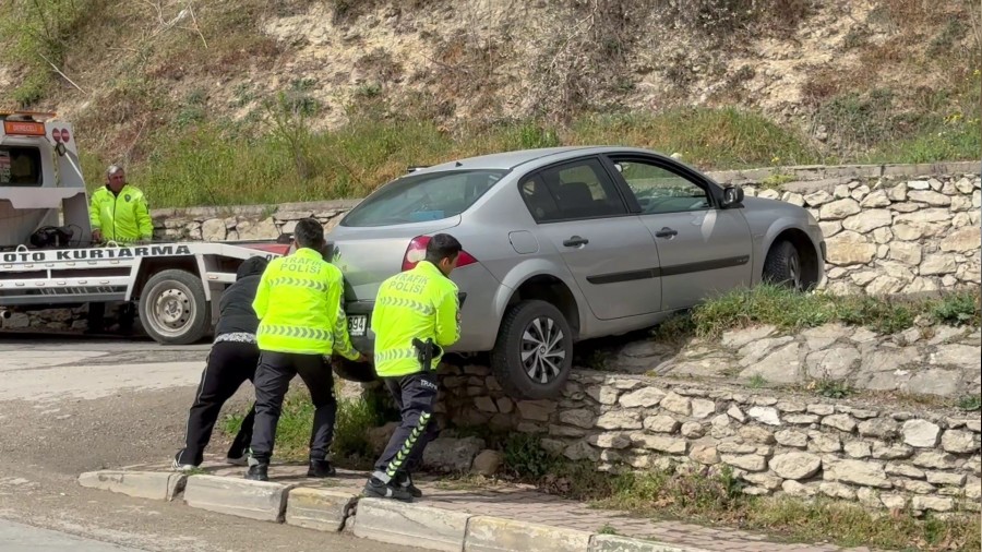 Asl kalan otomobilini polislerin yardmyla kurtard