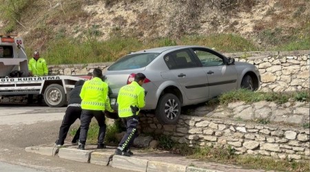 Asl kalan otomobilini polislerin yardmyla kurtard