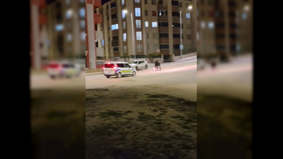 'Dur' ihtar�na uymayan motosikletli b�yle ka�t�