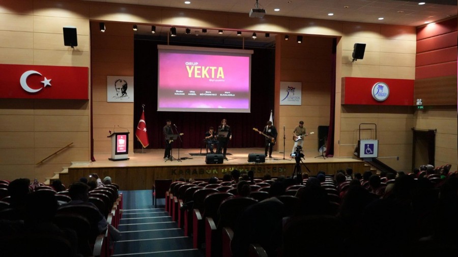 KBܒde ��renci m�zik grubu Yekta konser verdi