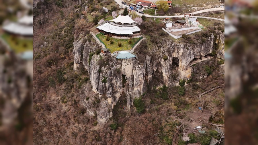 Gen� k�z 80 metre y�ksekli�indeki cam terastan kendini bo�lu�a b�rakt�