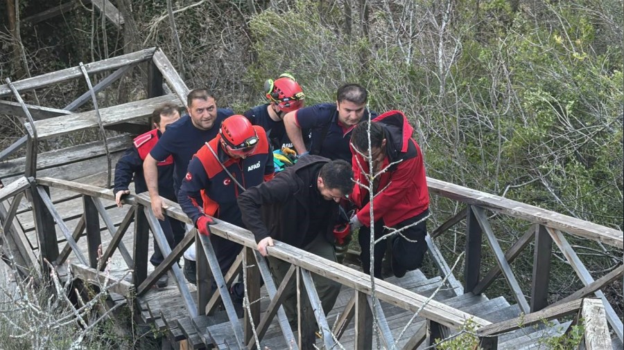 Genç kız 80 metre yüksekliğindeki cam terastan kendini boşluğa bıraktı