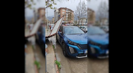 F�rt�nan�n etkisiyle yap�dan kopan par�a araca zarar verdi