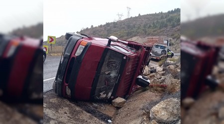Kamyonet su tahliye kanalna devrildi: 5 yaral