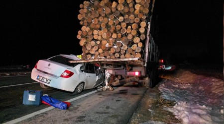 Otomobil, tomruk ykl kamyonun altna girdi: 1 yaral