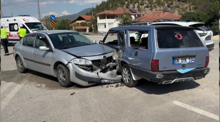 Otomobiller arpt: 2'si ocuk 6 yaral