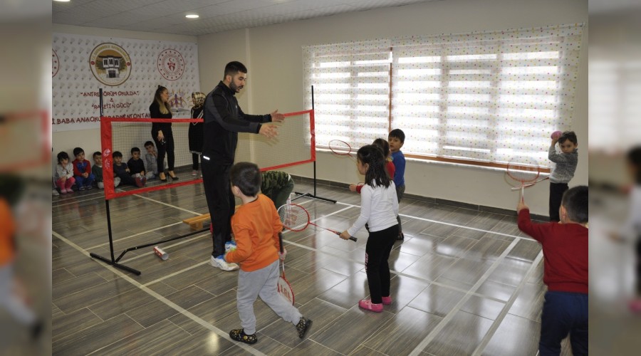 Anaokulu rencilerine badminton eitimi