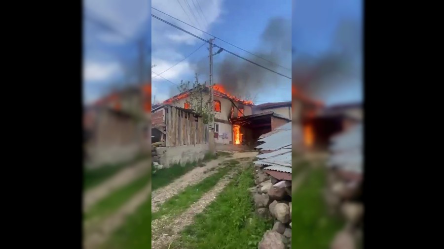 �ki katl� ev alevlere teslim oldu