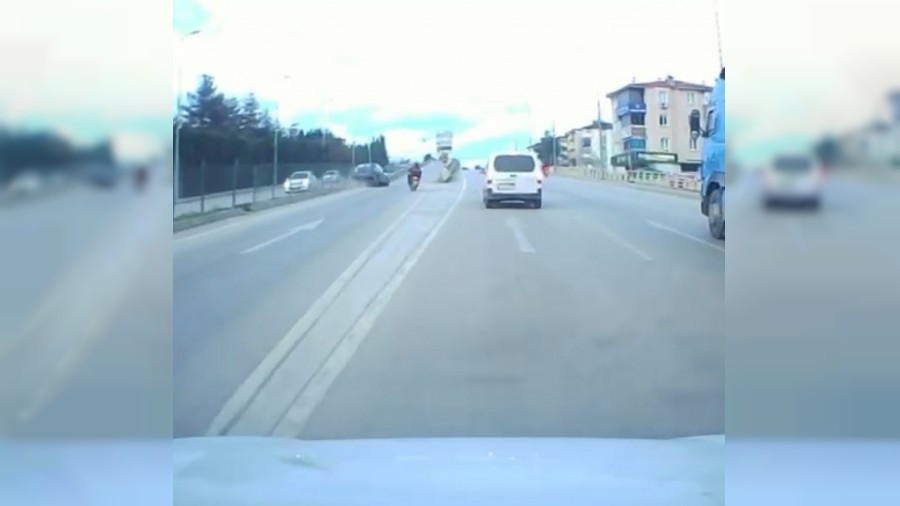 Motosiklete �arpmamak i�in direksiyonu k�r�nca ref�je �arpt�