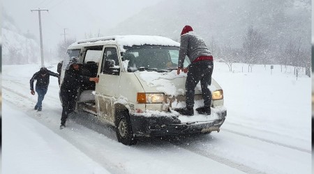 Srcler arabalarn zerine karak yola devam edebildiler