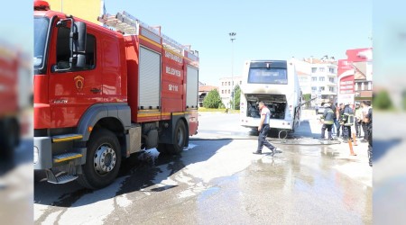 Tayvanl turistleri tayan otobs alev topuna dnmekten son anda kurtuldu