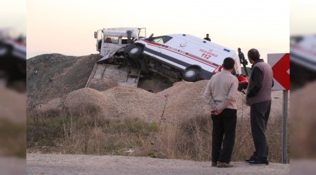 Ambulans tayan ekici yol kenarna utu: 1 yaral