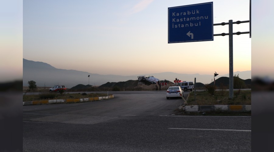 Ambulans taşıyan çekici yol kenarına uçtu: 1 yaralı