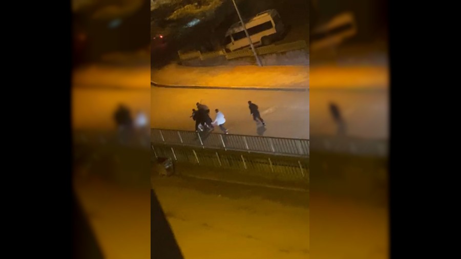 Bir genci darbeden kiiler kurtarmaya gelene de saldrd