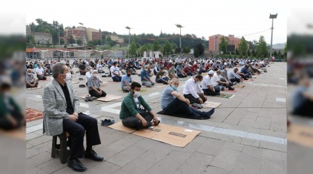 Cuma namaz meydanlara tat