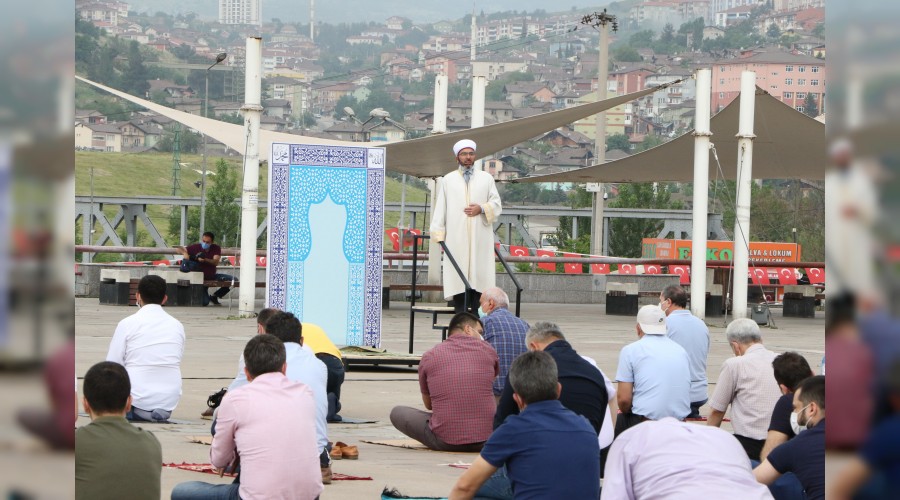 Cuma namazı meydanlara taştı