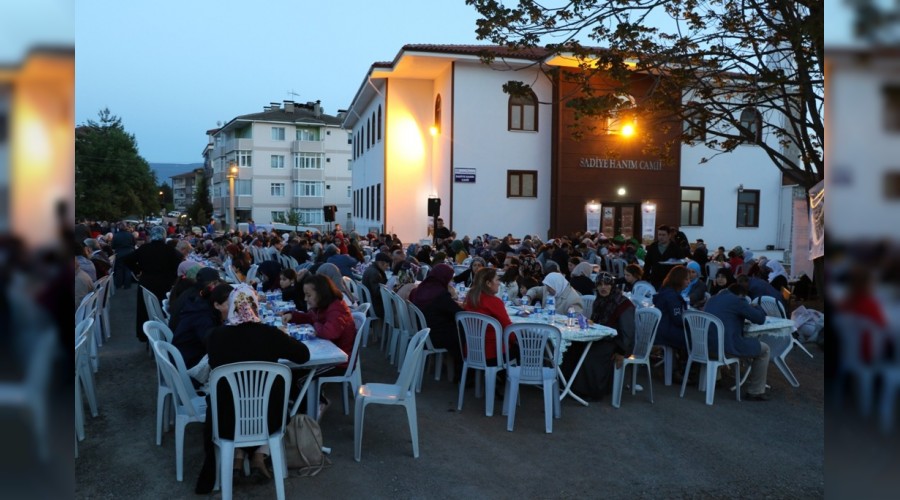 Geleneksel mahalle iftar Cemal Caymaz Mahallesinde balad