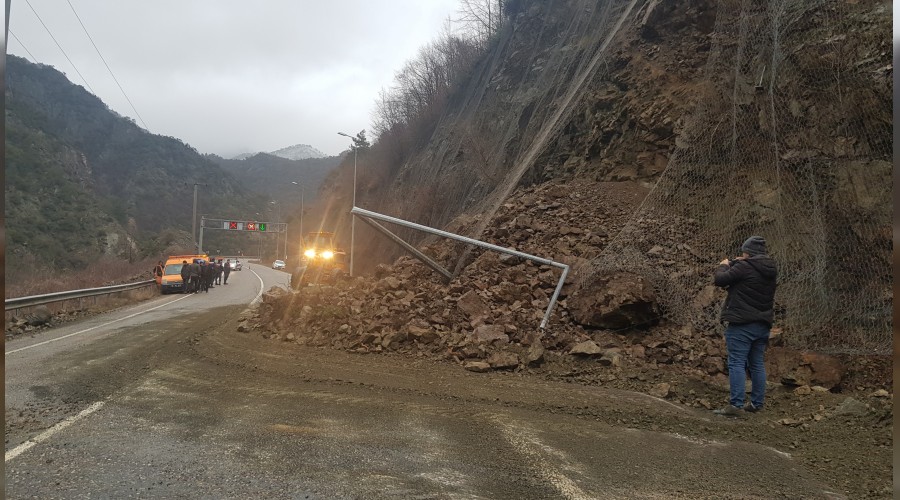 Karabk - Zonguldak karayolunda heyelan