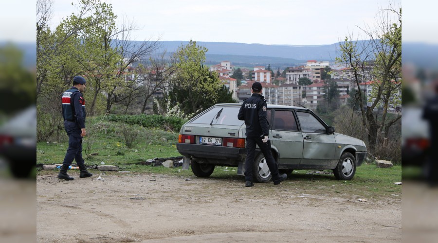 Mezarlkta bileklerini kesti, polis kurtard