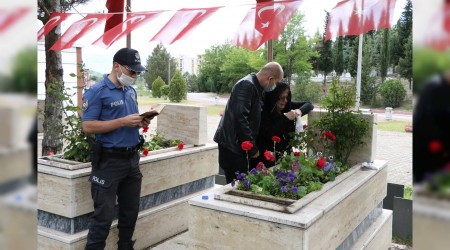 Polis memuru ehit polis iin Kur'an- Kerim okudu