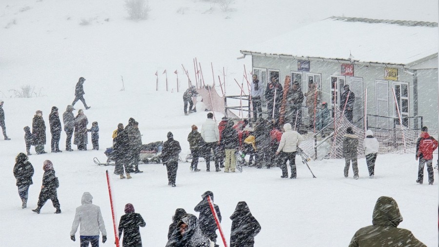 Sis ve ya���a ra�men Keltepe'ye ak�n ettiler