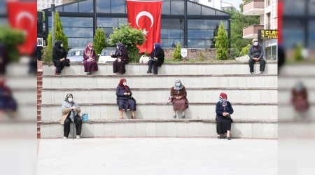 Belediye bakan 65 ya stne lokum ve eker ikram etti