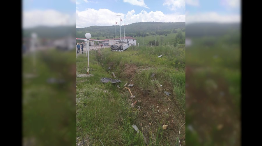 Benzinliğe girerken yoldan çıkarak takla attı
