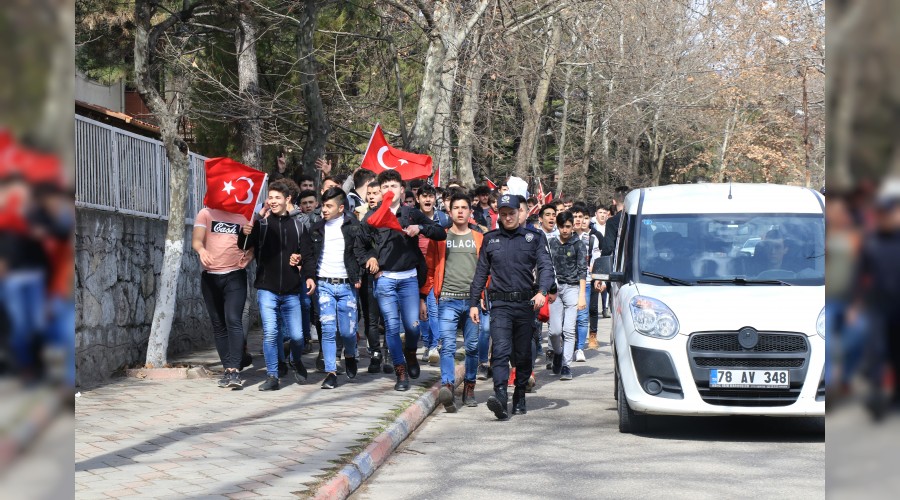 Liseli öğrenciler şehitler için yürüdü